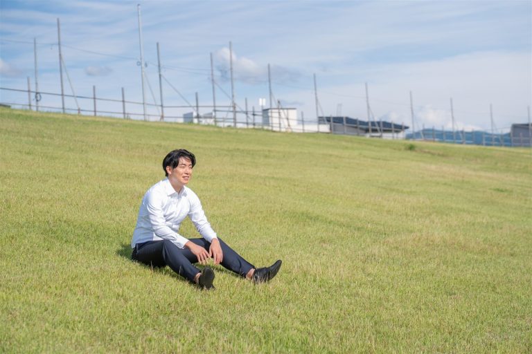 加藤つばさ（長岡・河川敷の芝生にて）